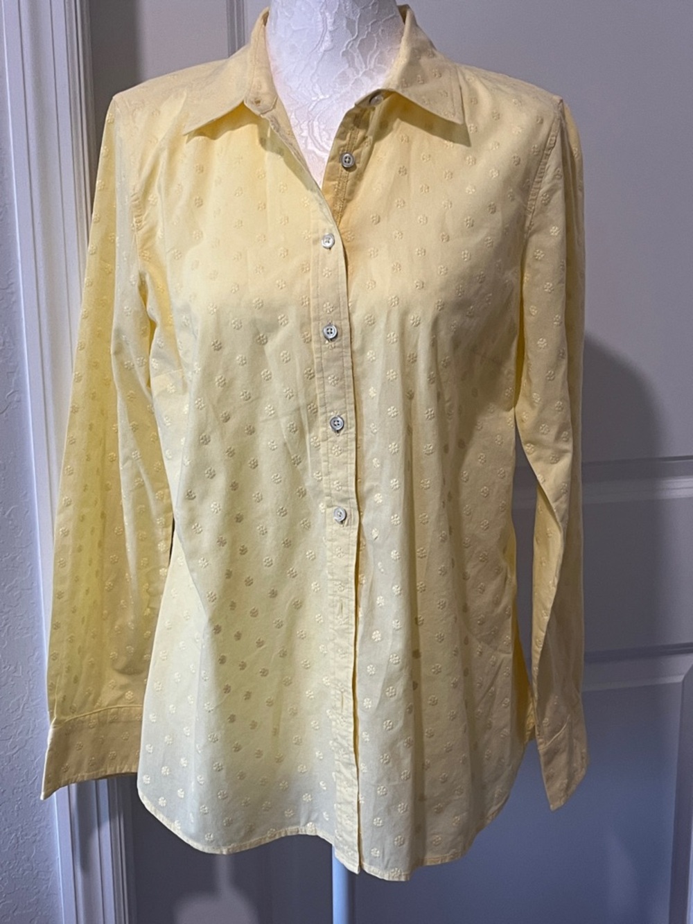 Talbots Pale Yellow Button-Down Shirt with Subtle Floral Embroidery SZ S Cotton